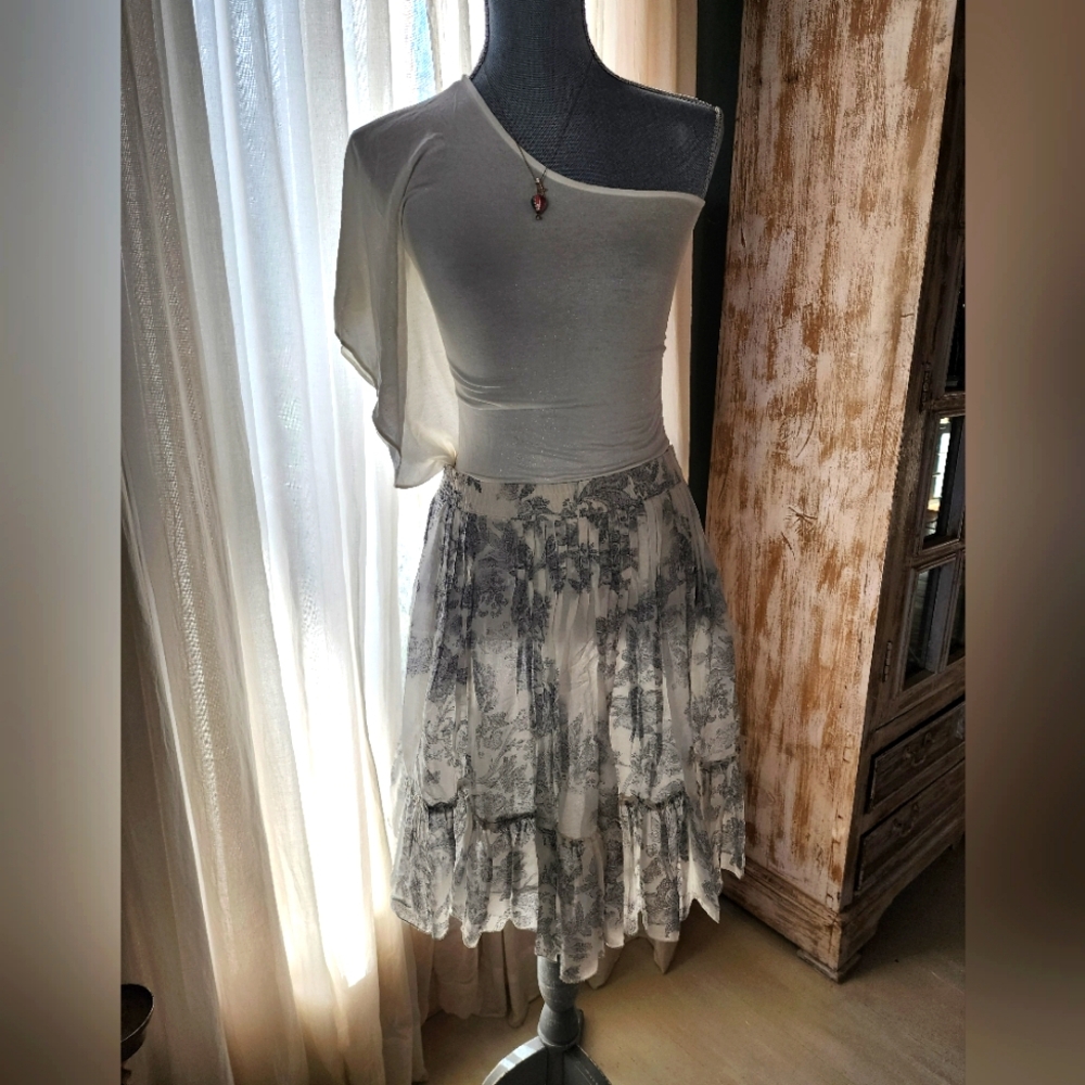 GAP White and Gray Tiered Midi Skirt Made Of Cotton And Silk.